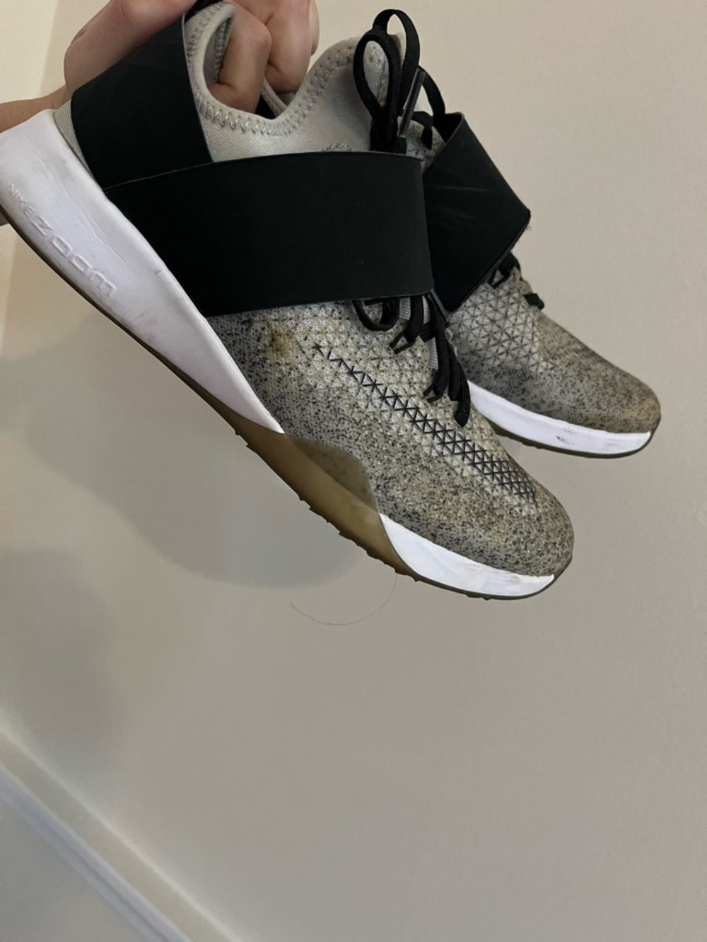 NIKE ZOOM Gray and Black Strap Sneakers 6.0